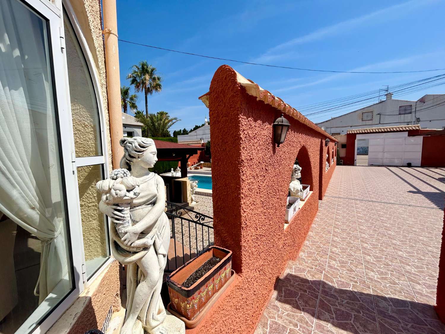 ¡CHALET INDEPENDIENTE CON PISCINA Y GRAN PARCELA EN EL CHAPARRAL, TORREVIEJA!