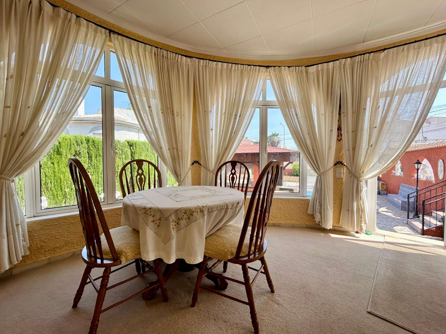 ¡CHALET INDEPENDIENTE CON PISCINA Y GRAN PARCELA EN EL CHAPARRAL, TORREVIEJA!