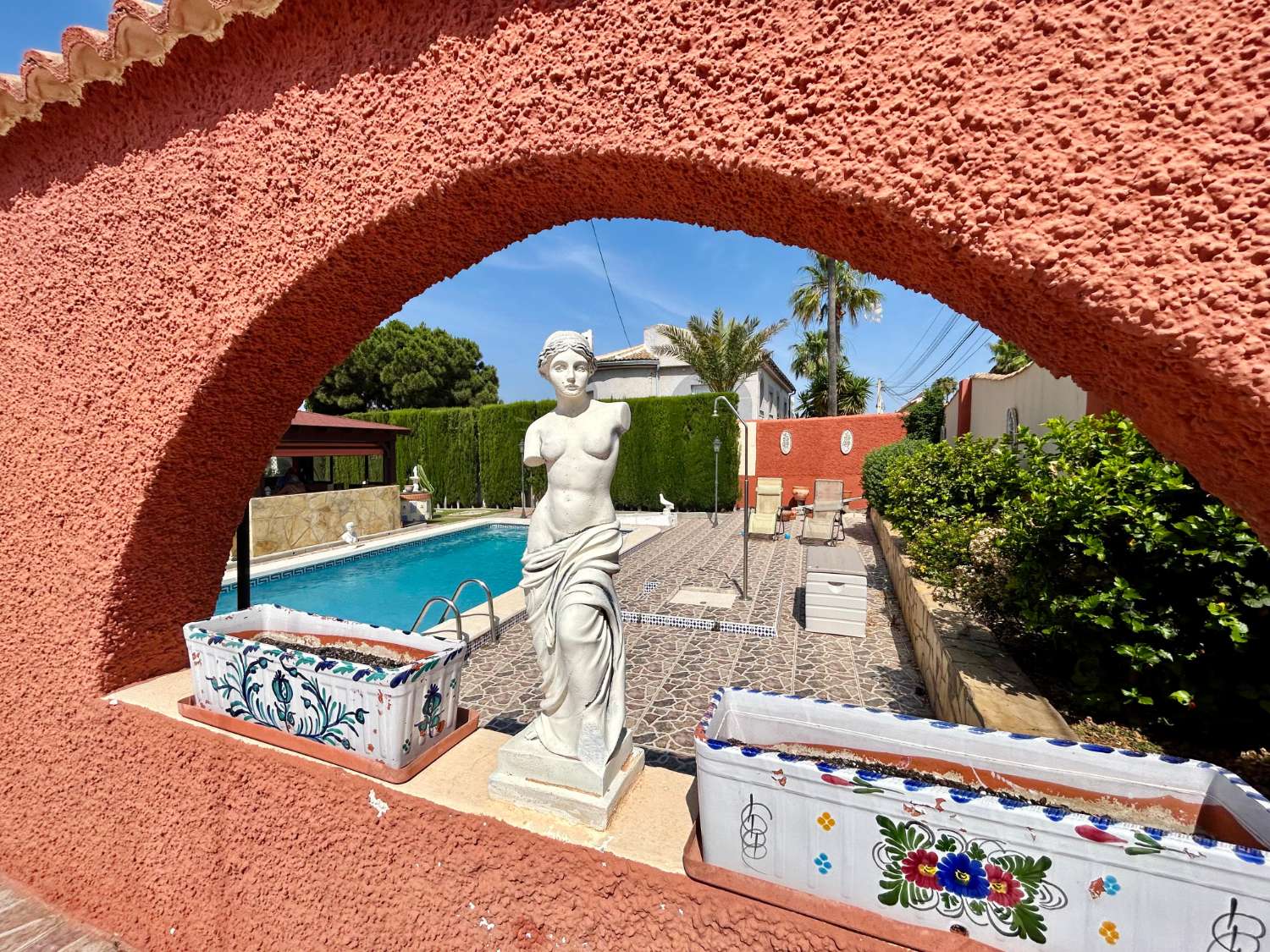 ¡CHALET INDEPENDIENTE CON PISCINA Y GRAN PARCELA EN EL CHAPARRAL, TORREVIEJA!