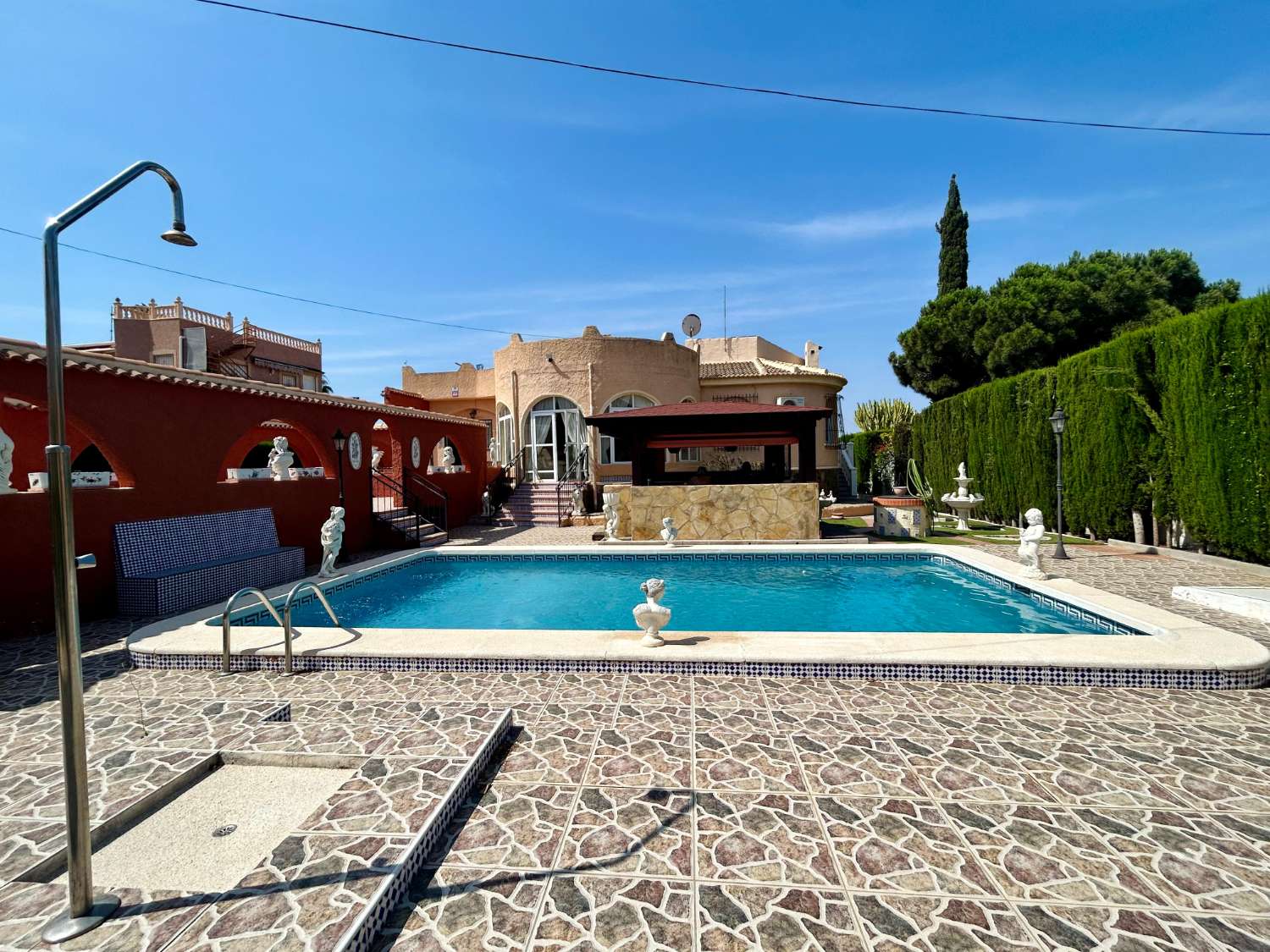 ¡CHALET INDEPENDIENTE CON PISCINA Y GRAN PARCELA EN EL CHAPARRAL, TORREVIEJA!