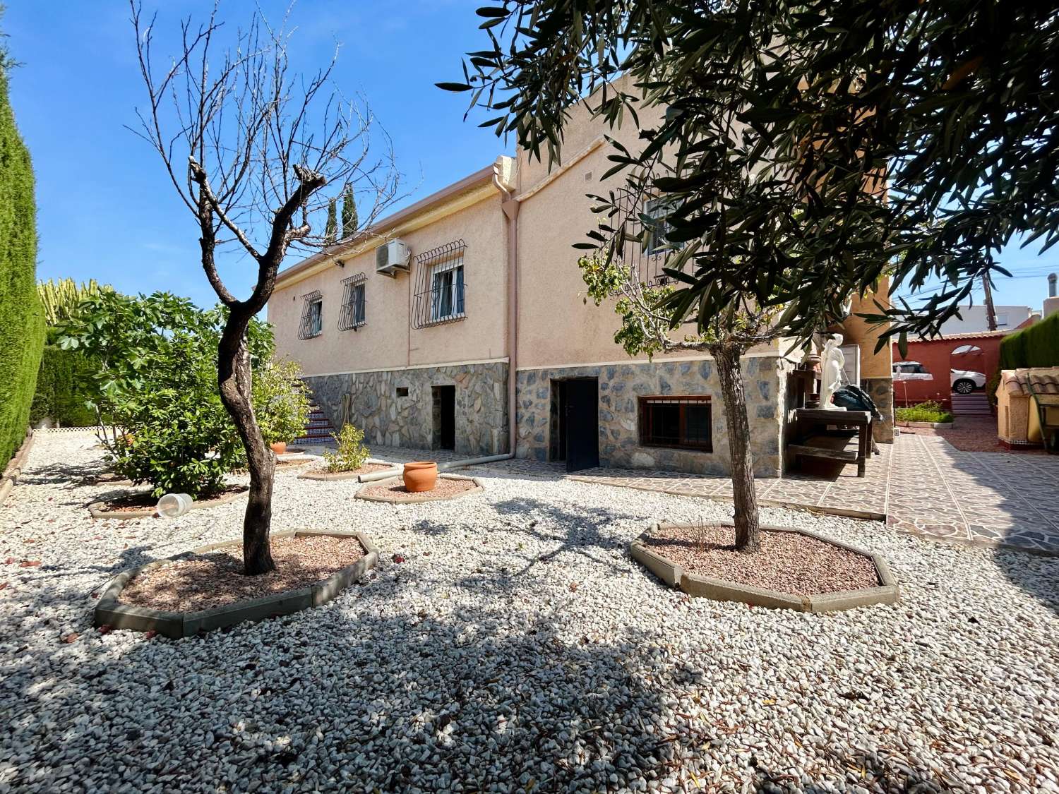 ¡CHALET INDEPENDIENTE CON PISCINA Y GRAN PARCELA EN EL CHAPARRAL, TORREVIEJA!