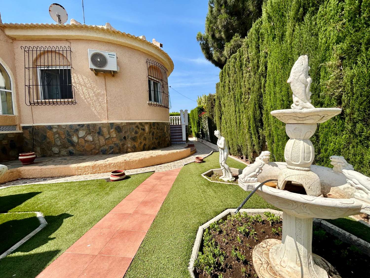 ¡CHALET INDEPENDIENTE CON PISCINA Y GRAN PARCELA EN EL CHAPARRAL, TORREVIEJA!