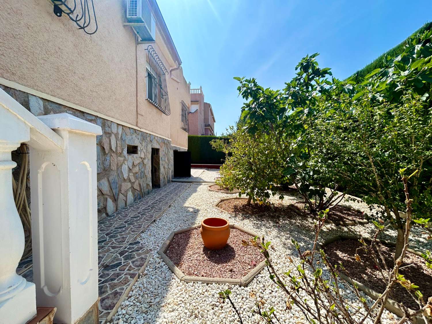 ¡CHALET INDEPENDIENTE CON PISCINA Y GRAN PARCELA EN EL CHAPARRAL, TORREVIEJA!