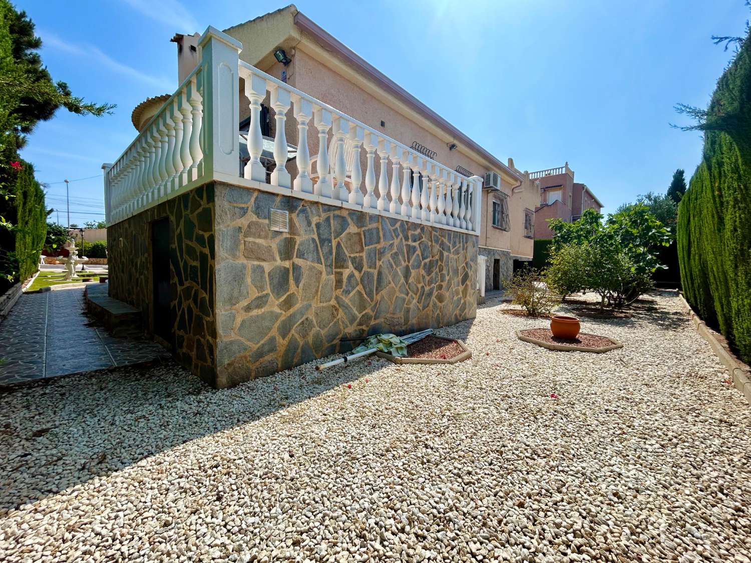 ¡CHALET INDEPENDIENTE CON PISCINA Y GRAN PARCELA EN EL CHAPARRAL, TORREVIEJA!