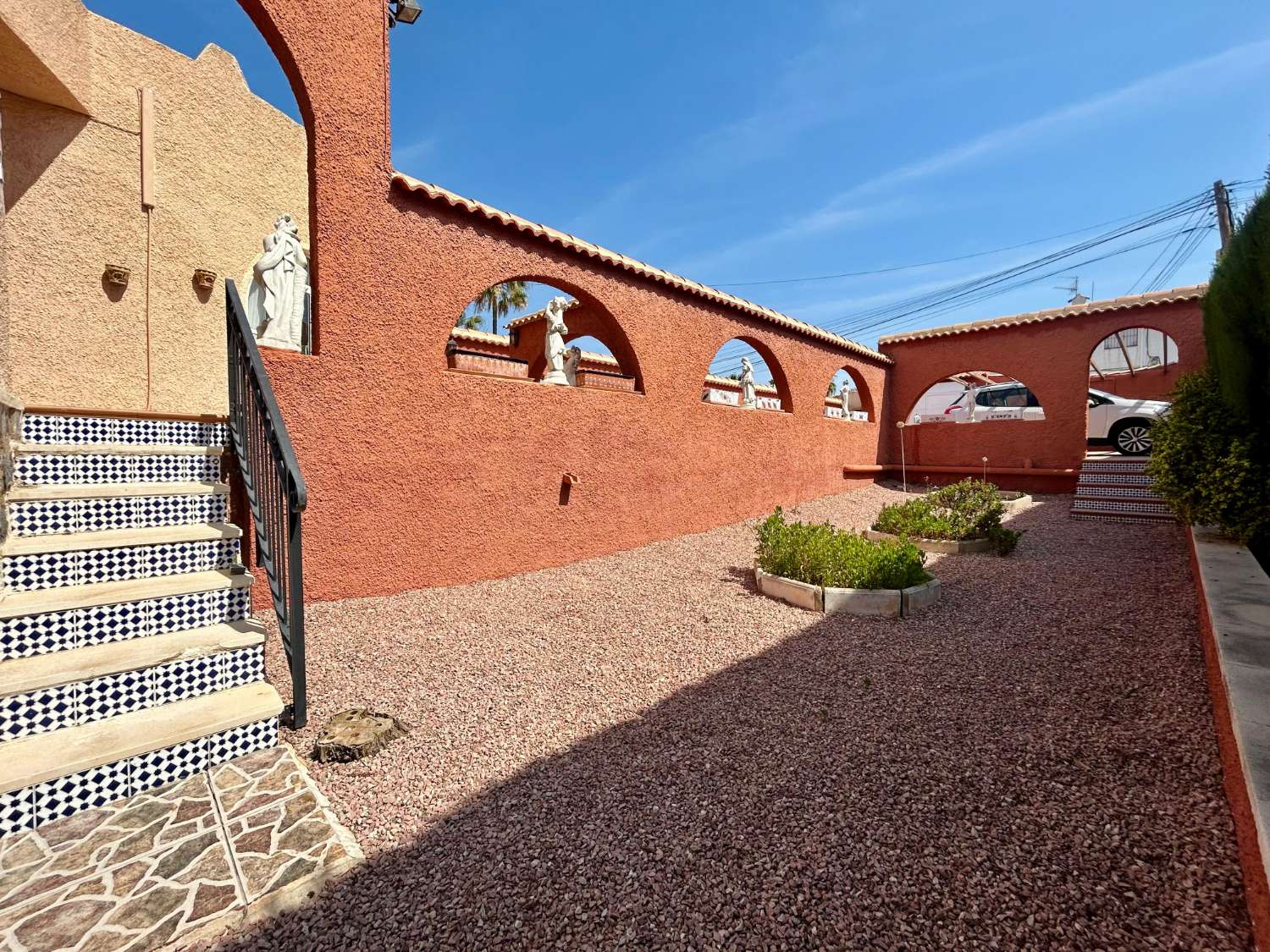 ¡CHALET INDEPENDIENTE CON PISCINA Y GRAN PARCELA EN EL CHAPARRAL, TORREVIEJA!