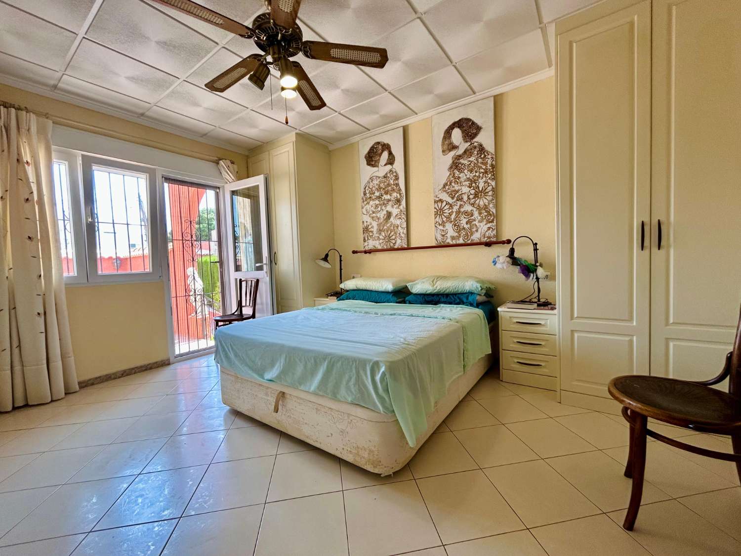 ¡CHALET INDEPENDIENTE CON PISCINA Y GRAN PARCELA EN EL CHAPARRAL, TORREVIEJA!