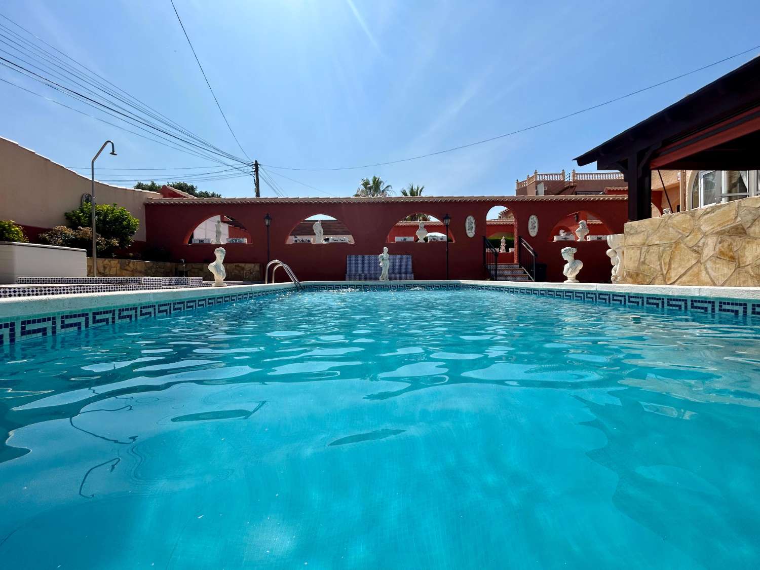¡CHALET INDEPENDIENTE CON PISCINA Y GRAN PARCELA EN EL CHAPARRAL, TORREVIEJA!