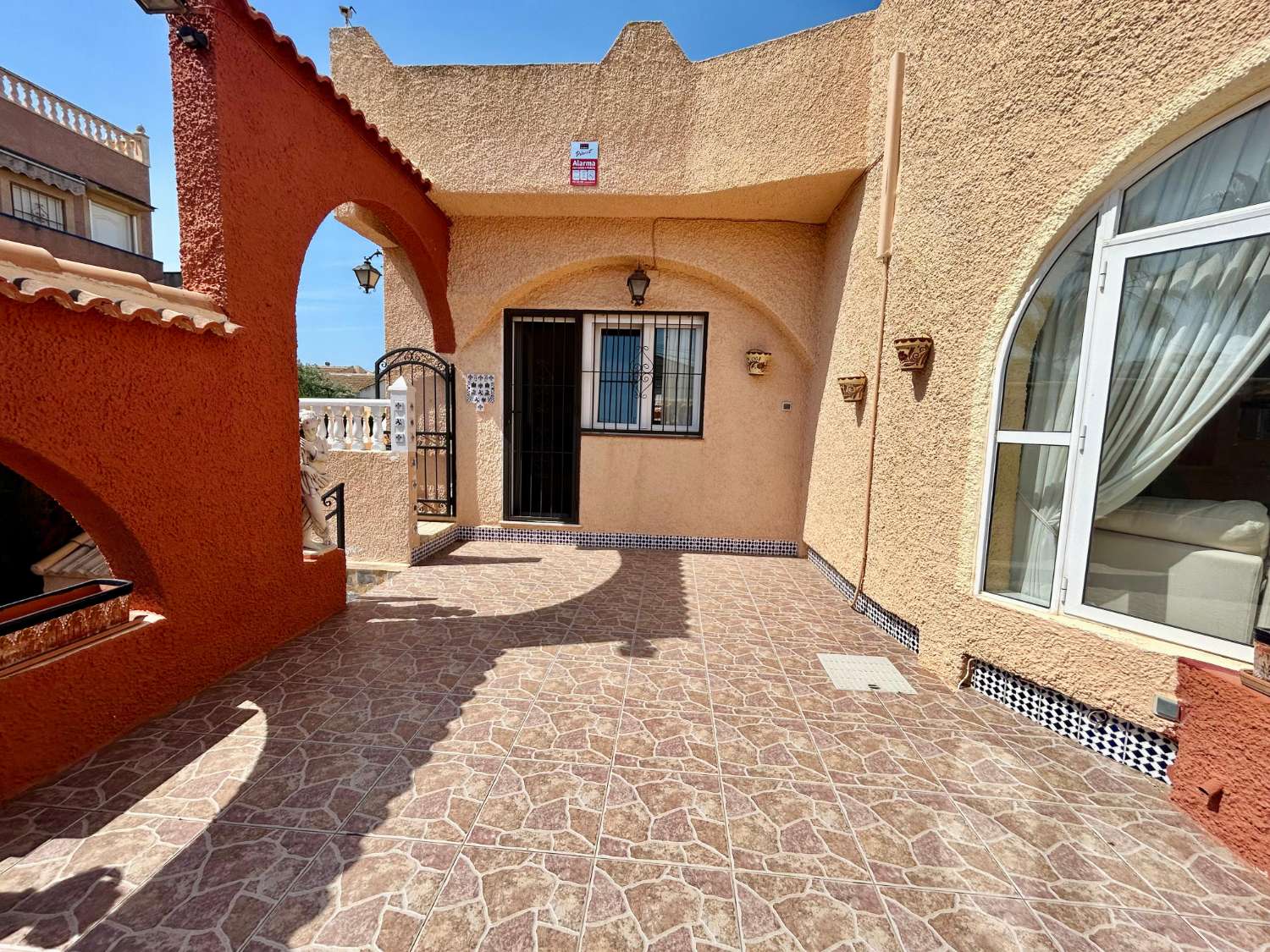 ¡CHALET INDEPENDIENTE CON PISCINA Y GRAN PARCELA EN EL CHAPARRAL, TORREVIEJA!