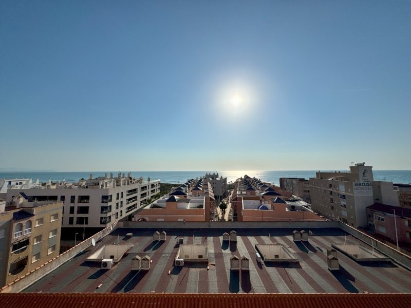 ¡APARTAMENTO A SOLO 150 METROS DE LA PLAYA CON GARAJE Y VISTAS!