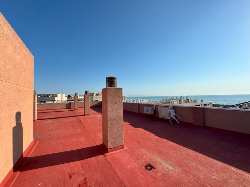 ¡APARTAMENTO A SOLO 150 METROS DE LA PLAYA CON GARAJE Y VISTAS!