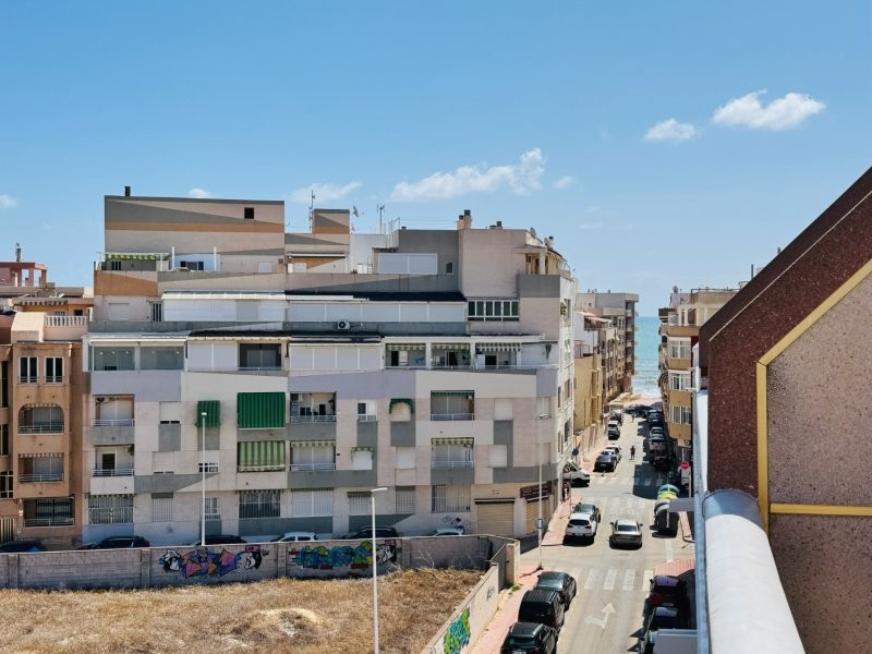 ¡ÁTICO CON TERRAZA, VISTAS LATERALES AL MAR Y A SOLO 200 METROS DE LA PLAYA!