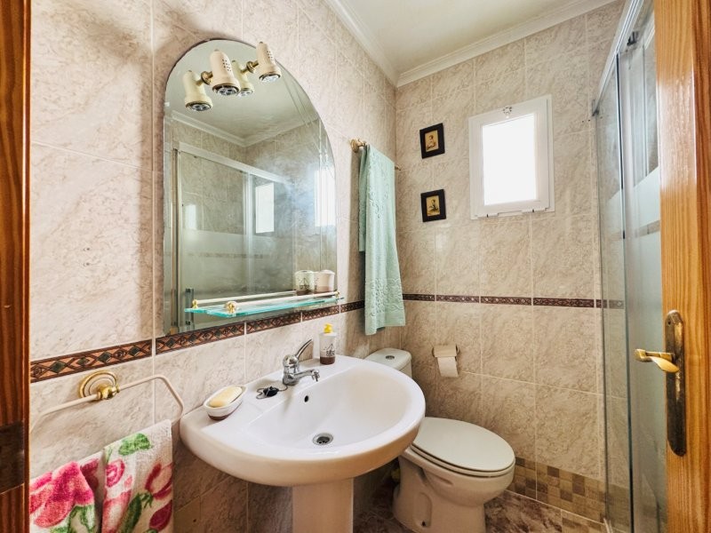 ¡ÁTICO CON TERRAZA, VISTAS LATERALES AL MAR Y A SOLO 200 METROS DE LA PLAYA!