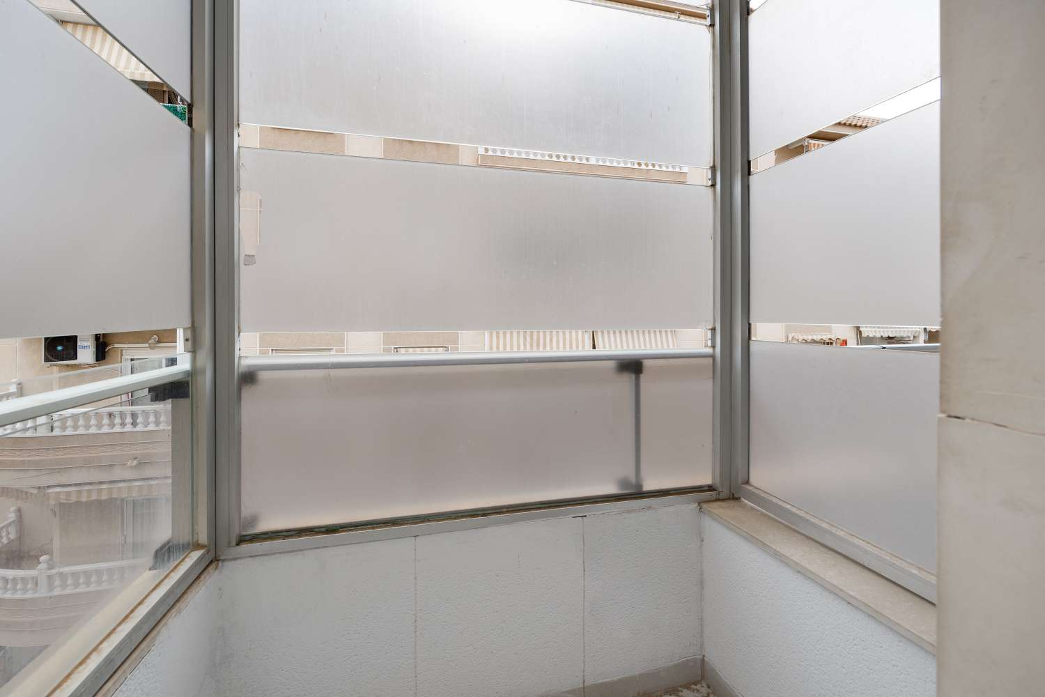 AMPLIO PISO CON VISTAS AL MAR A MENOS DE 200 METROS DE LA PLAYA, EN PLENO CENTRO DE TORREVIEJA