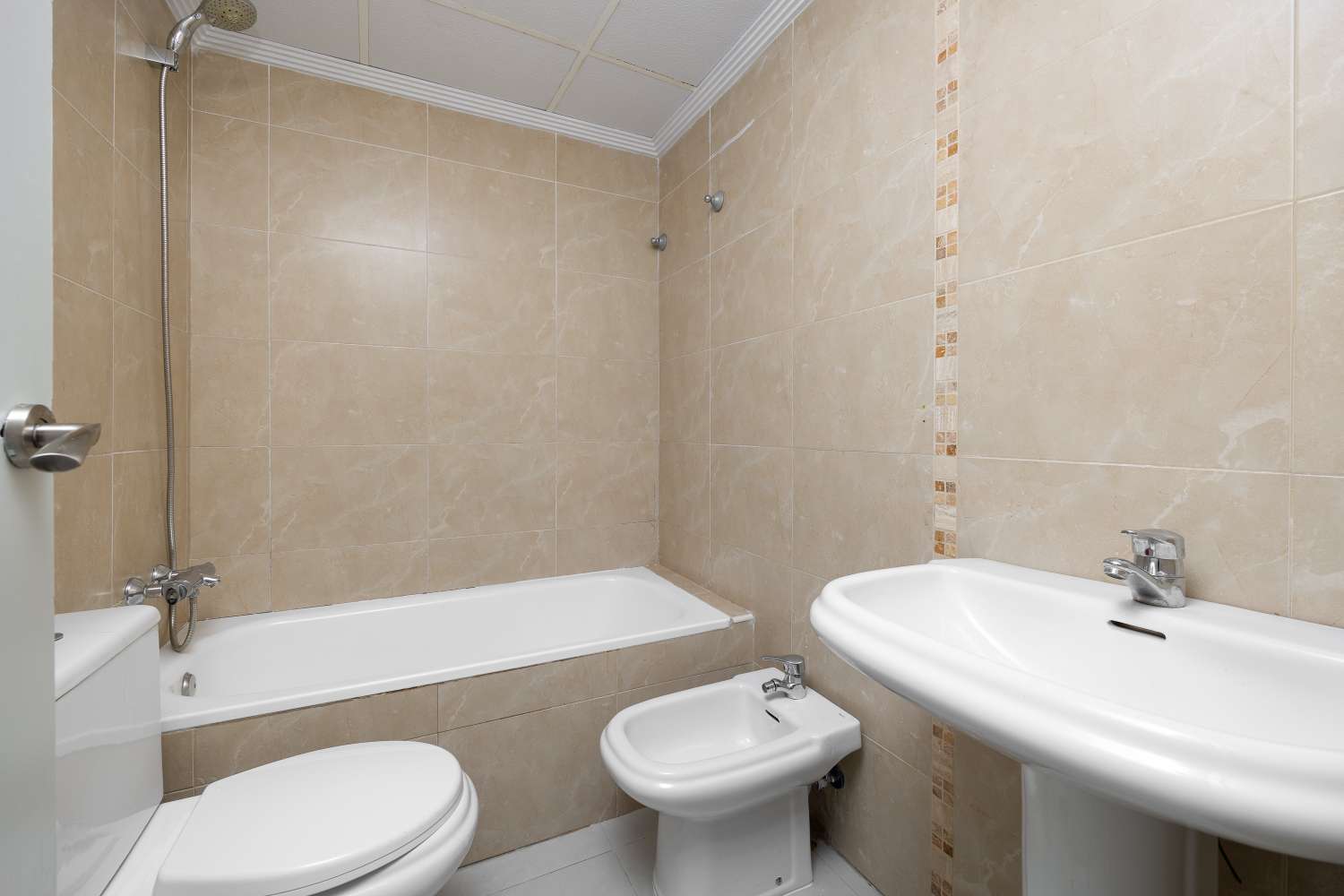 AMPLIO PISO CON VISTAS AL MAR A MENOS DE 200 METROS DE LA PLAYA, EN PLENO CENTRO DE TORREVIEJA