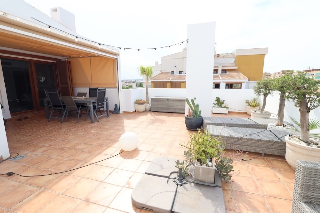 ÁTICO EXCLUSIVO CON GRAN TERRAZA Y PISCINAS EN PUNTA PRIMA