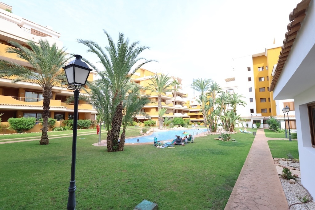 ÁTICO EXCLUSIVO CON GRAN TERRAZA Y PISCINAS EN PUNTA PRIMA
