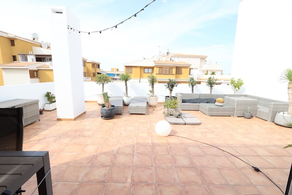ÁTICO EXCLUSIVO CON GRAN TERRAZA Y PISCINAS EN PUNTA PRIMA
