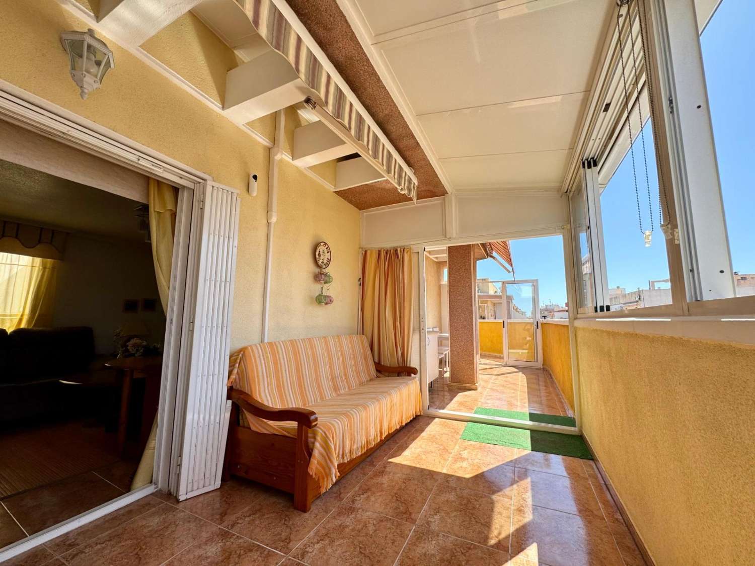 ÁTICO CON GRAN TERRAZA JUNTO AL MAR EN TORREVIEJA