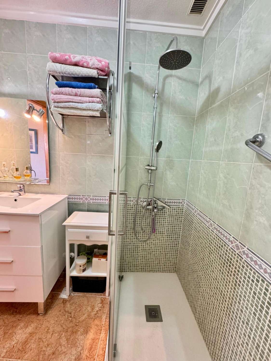 ÁTICO CON GRAN TERRAZA JUNTO AL MAR EN TORREVIEJA