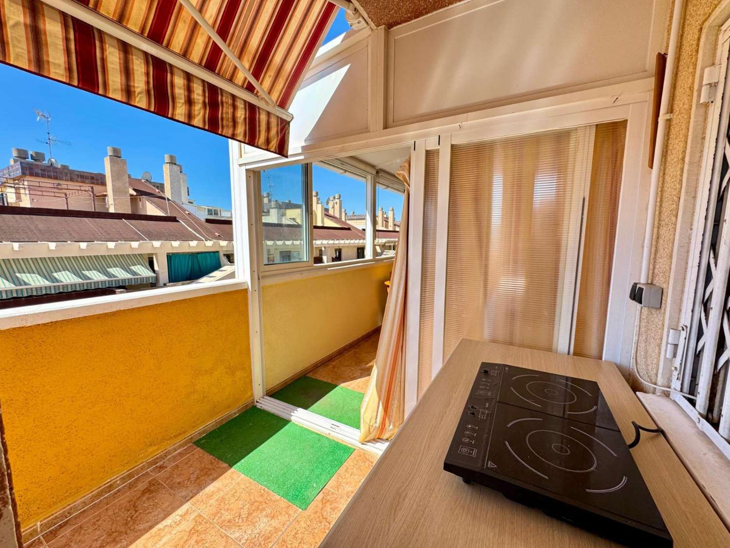 ÁTICO CON GRAN TERRAZA JUNTO AL MAR EN TORREVIEJA