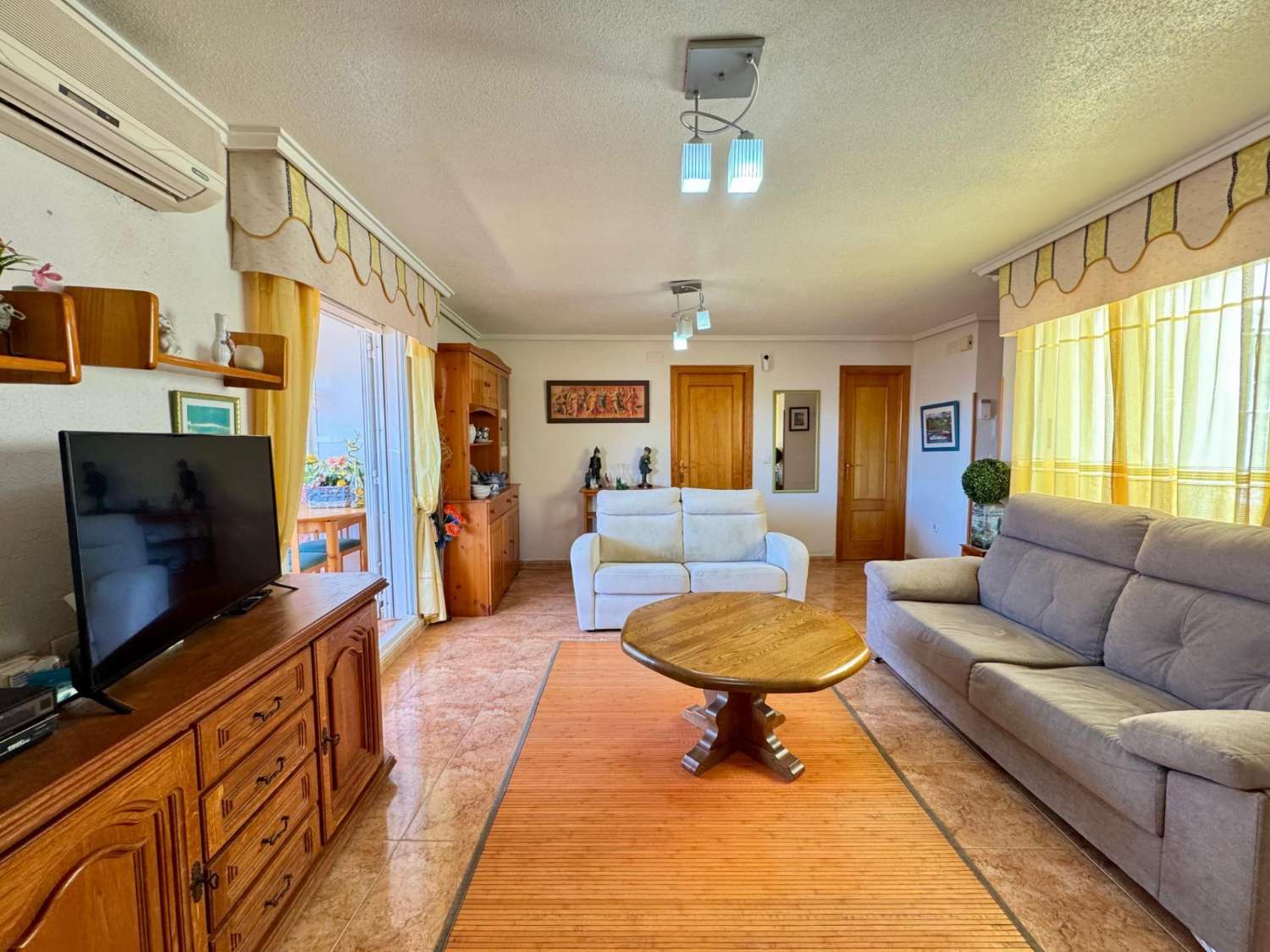 ÁTICO CON GRAN TERRAZA JUNTO AL MAR EN TORREVIEJA