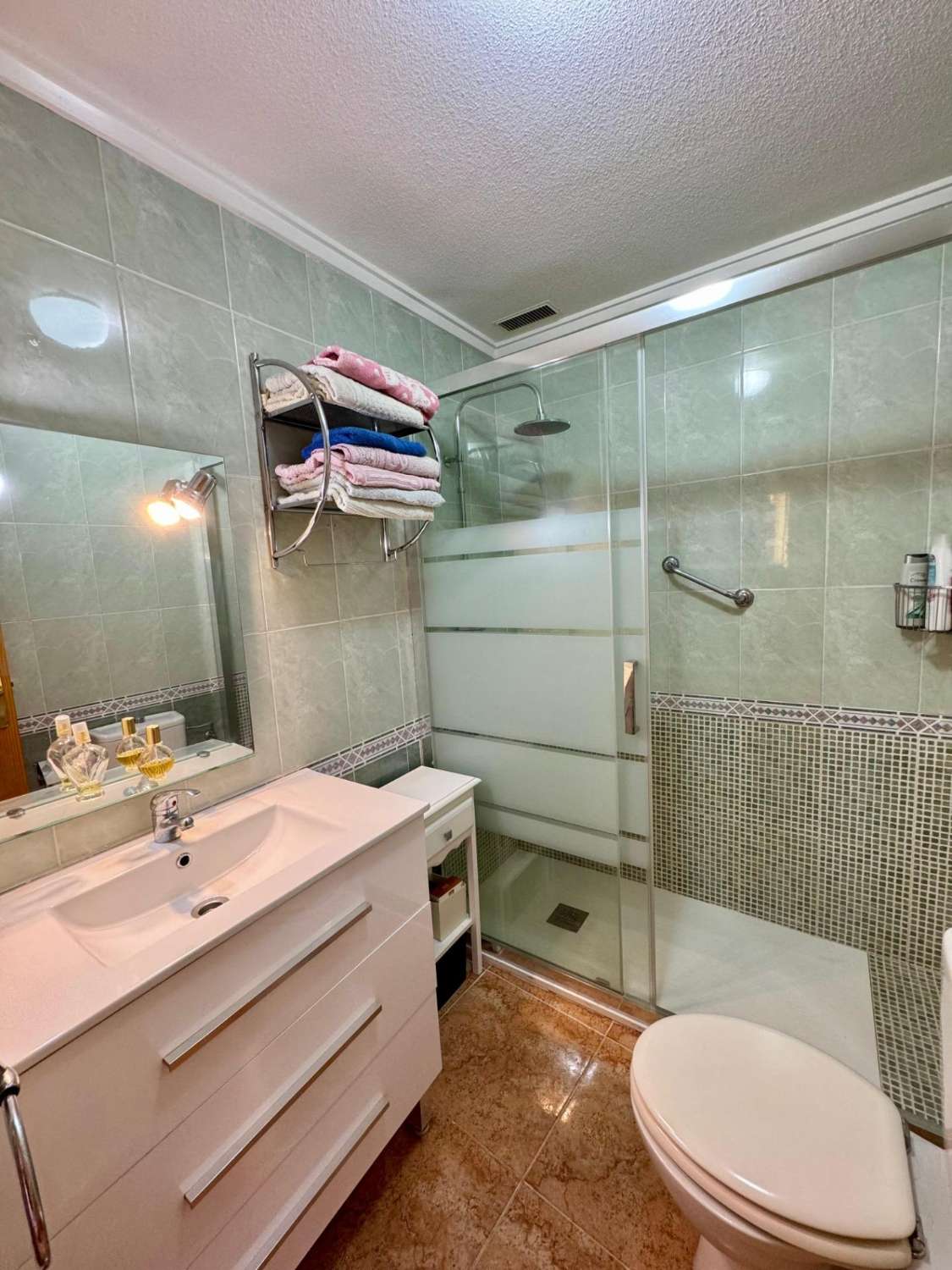 ÁTICO CON GRAN TERRAZA JUNTO AL MAR EN TORREVIEJA