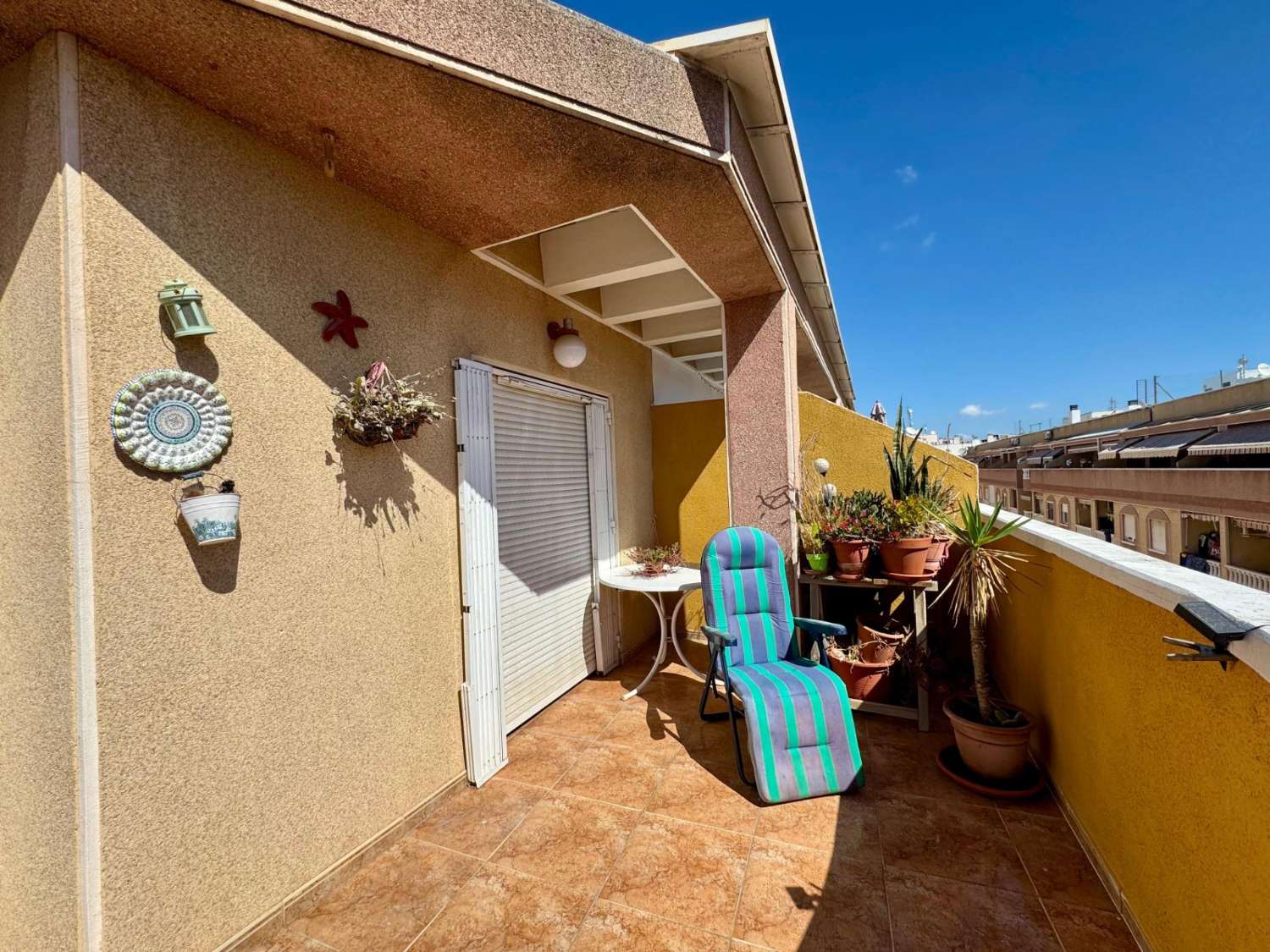 ÁTICO CON GRAN TERRAZA JUNTO AL MAR EN TORREVIEJA