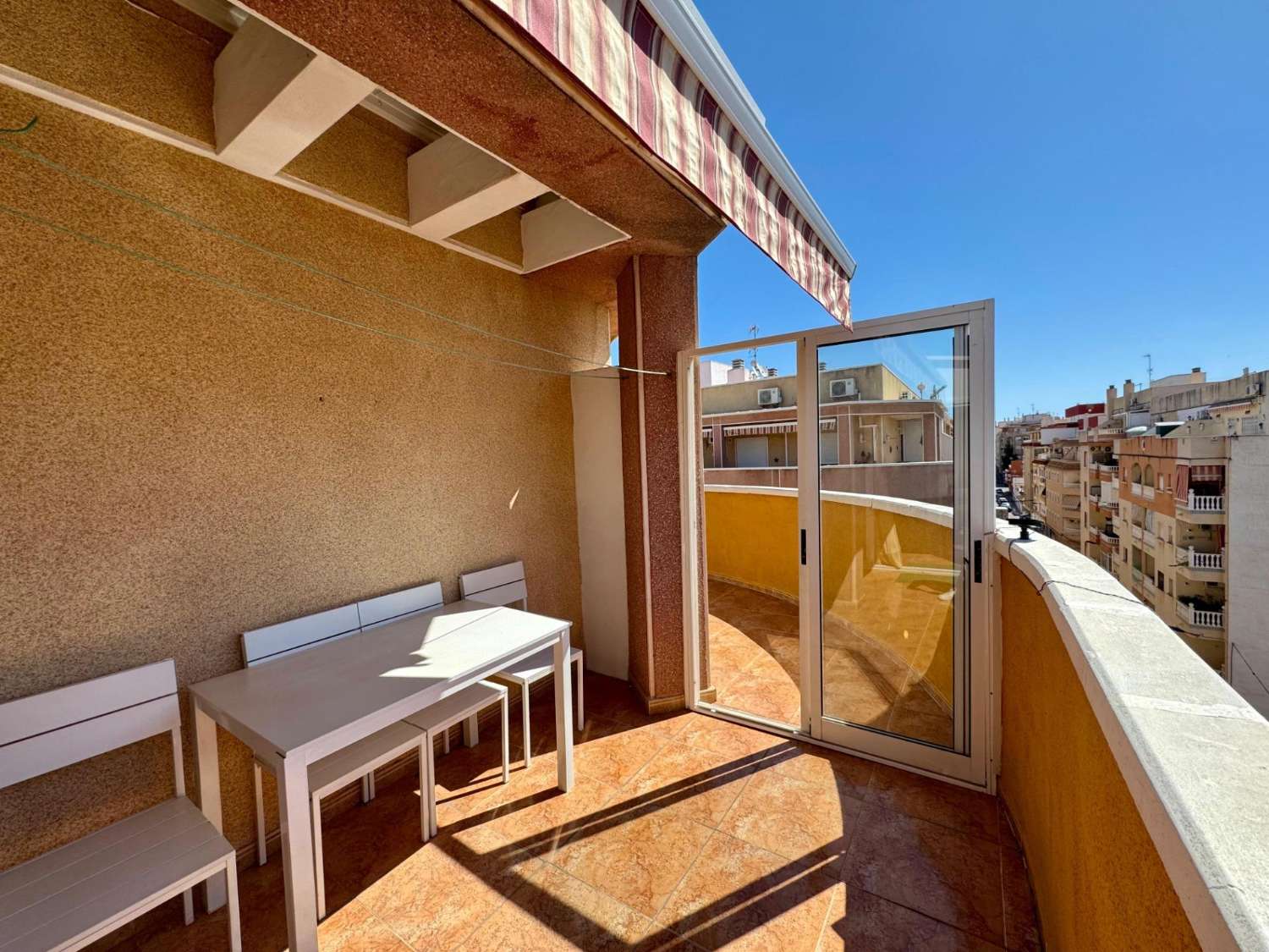 ÁTICO CON GRAN TERRAZA JUNTO AL MAR EN TORREVIEJA