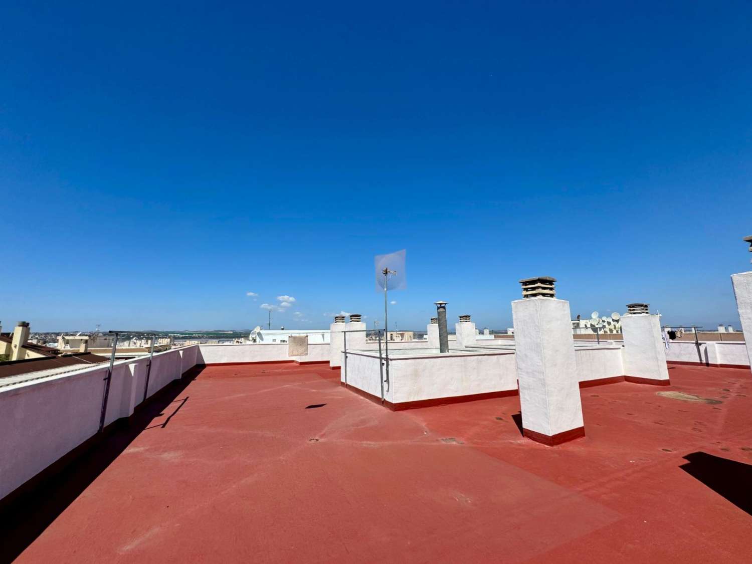 ÁTICO CON GRAN TERRAZA JUNTO AL MAR EN TORREVIEJA