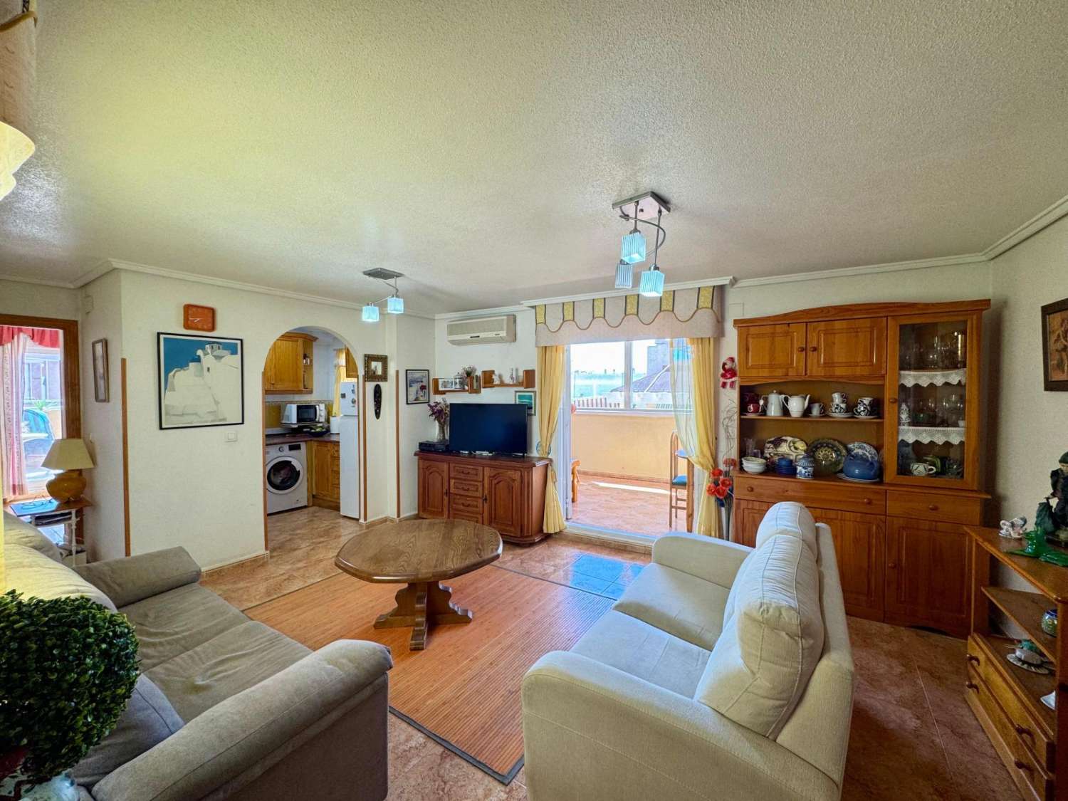 ÁTICO CON GRAN TERRAZA JUNTO AL MAR EN TORREVIEJA