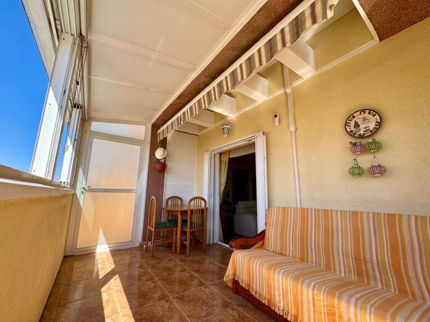 ÁTICO CON GRAN TERRAZA JUNTO AL MAR EN TORREVIEJA