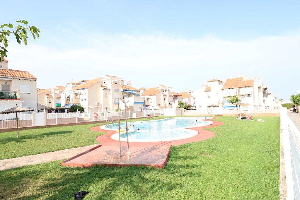 BUNGALOW EN PLANTA ALTA CON SOLARIUM PRIVADO Y VISTAS AL MAR – RESIDENCIAL DUQUE DE AHUMADA, PLAYA FLAMENCA