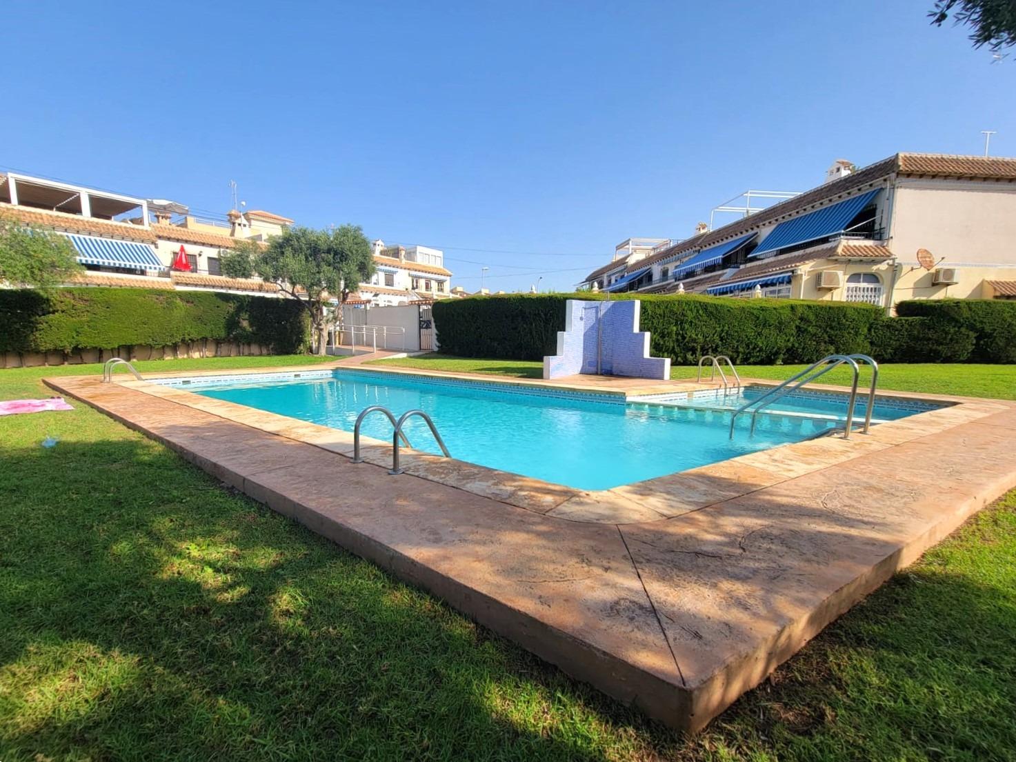 PRECIOSO BUNGALOW EN PLANTA BAJA CON TERRAZA, PISCINA Y ORIENTACIÓN SUR EN LOS FRUTALES