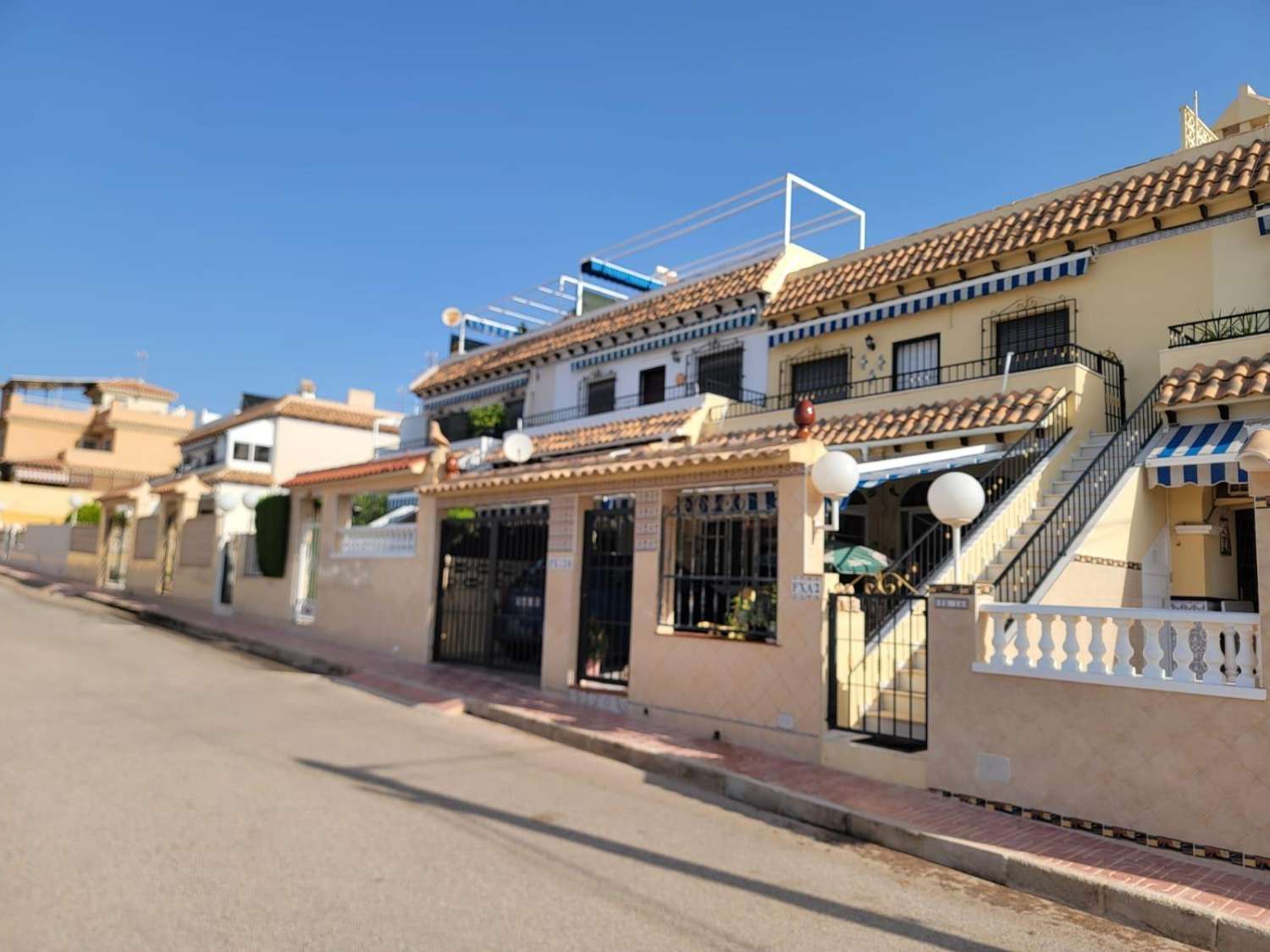 PRECIOSO BUNGALOW EN PLANTA BAJA CON TERRAZA, PISCINA Y ORIENTACIÓN SUR EN LOS FRUTALES