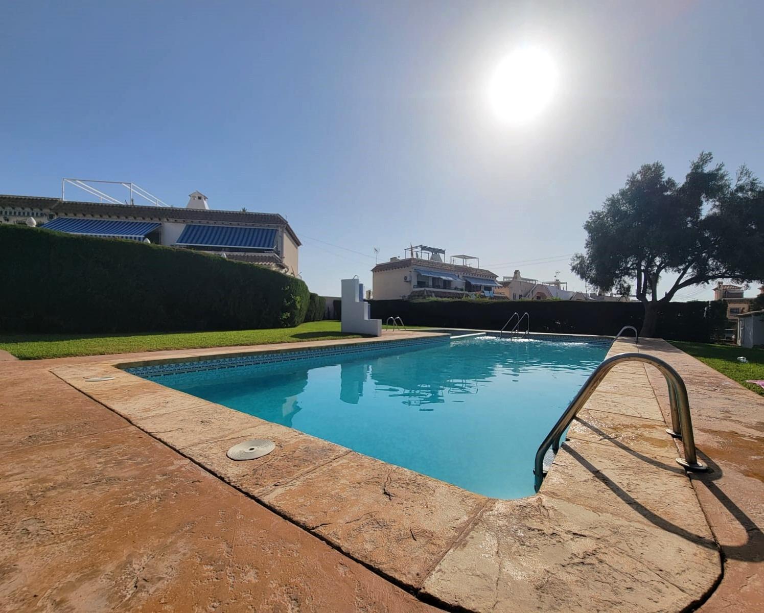 PRECIOSO BUNGALOW EN PLANTA BAJA CON TERRAZA, PISCINA Y ORIENTACIÓN SUR EN LOS FRUTALES