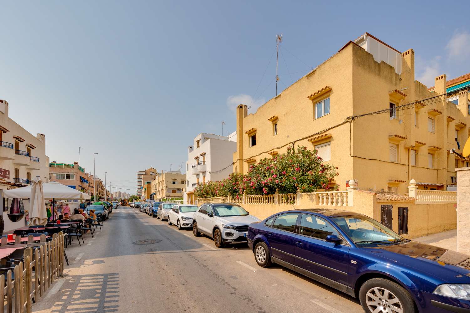 LUMINOSO PISO CON GRAN SALÓN A 300 M DE LA PLAYA EN LA MATA