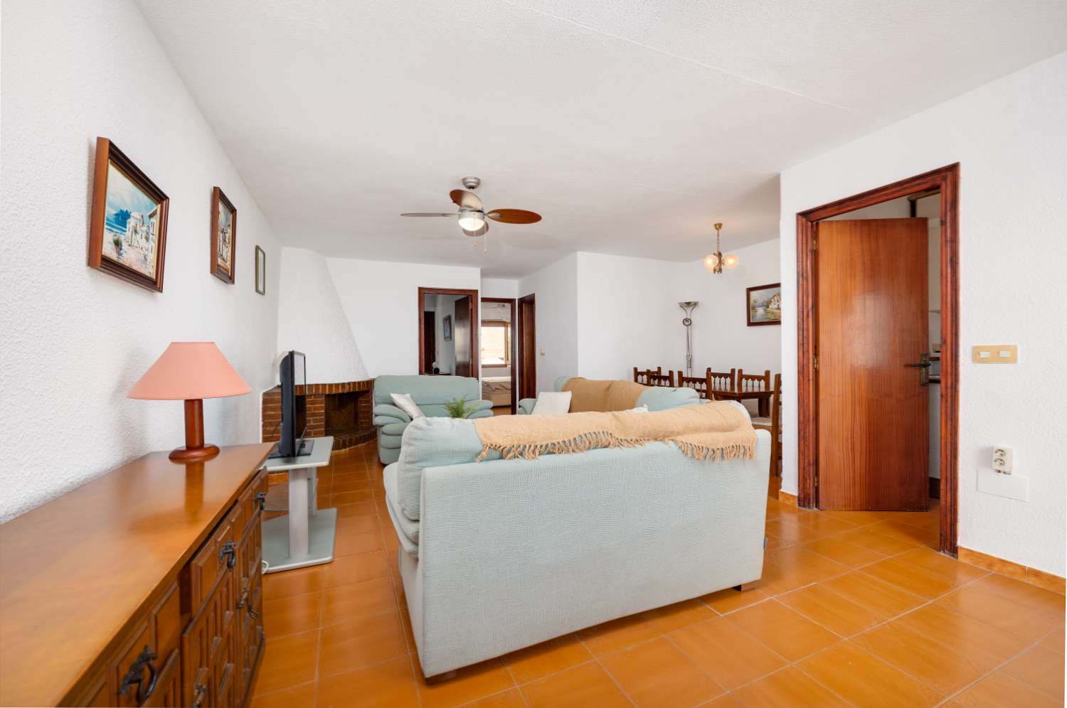 LUMINOSO PISO CON GRAN SALÓN A 300 M DE LA PLAYA EN LA MATA