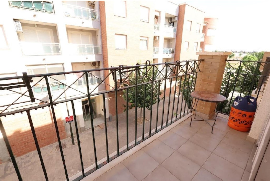 APARTAMENTO ACOGEDOR CON TERRAZA Y GARAJE EN PILAR DE LA HORADADA
