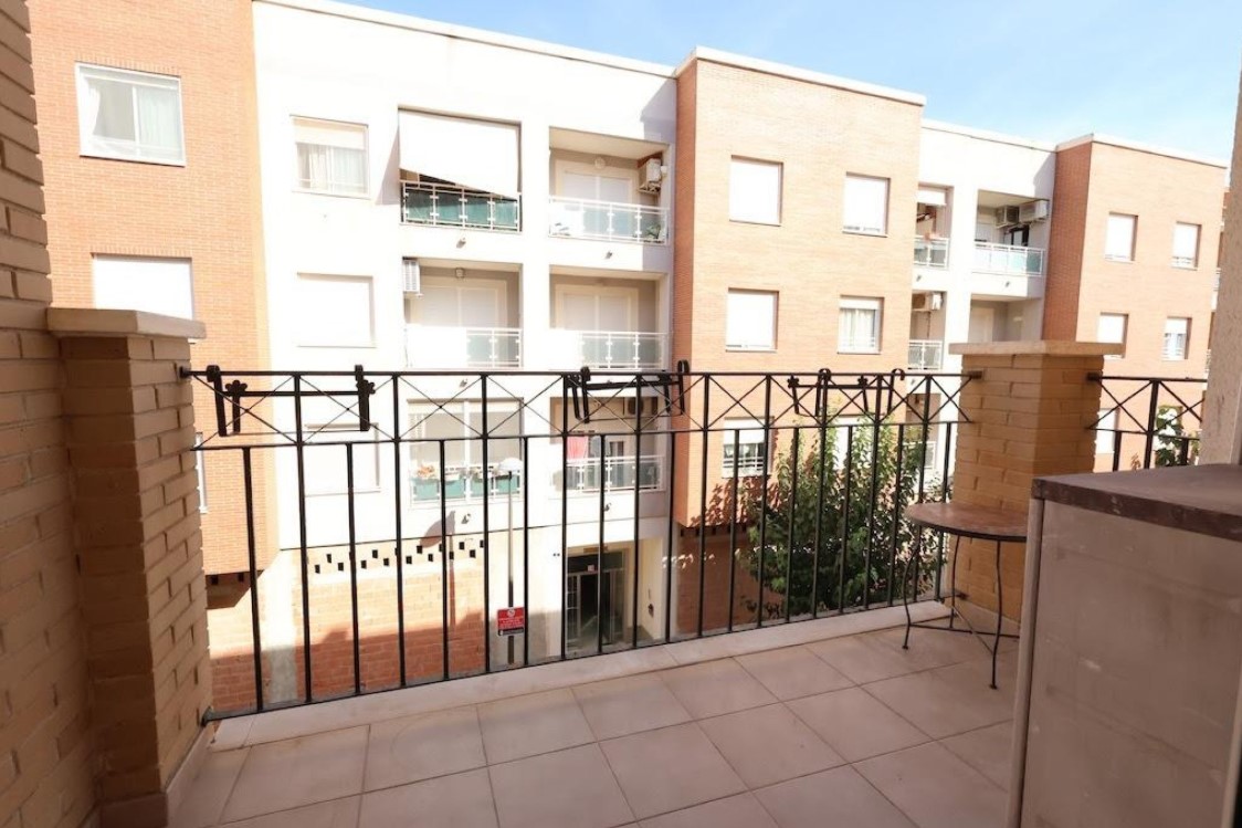 APARTAMENTO ACOGEDOR CON TERRAZA Y GARAJE EN PILAR DE LA HORADADA