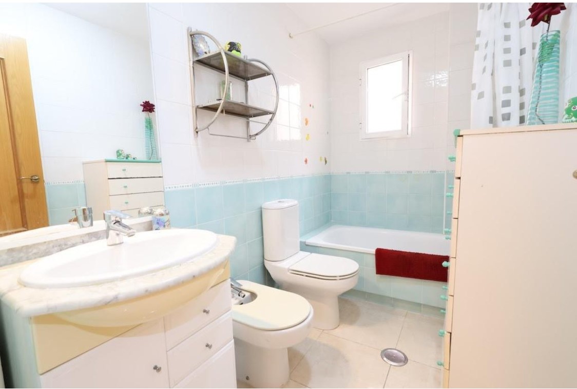 APARTAMENTO ACOGEDOR CON TERRAZA Y GARAJE EN PILAR DE LA HORADADA