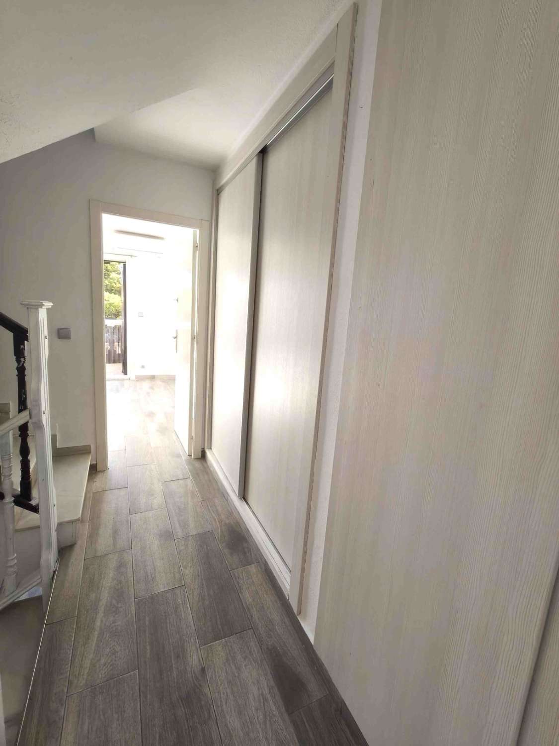 TRIPLEX EN ESQUINA CON VISTAS AL MAR Y ORIENTACIÓN SUR