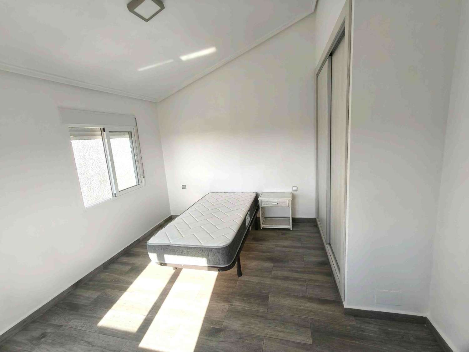 TRIPLEX EN ESQUINA CON VISTAS AL MAR Y ORIENTACIÓN SUR