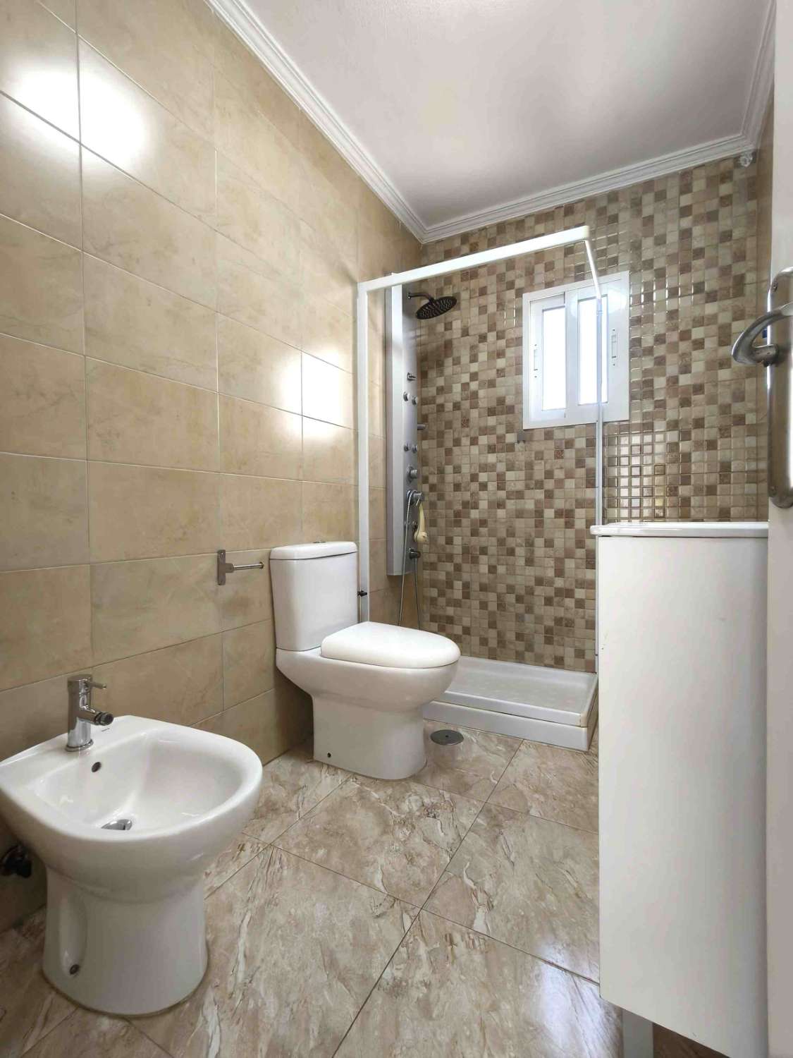 TRIPLEX EN ESQUINA CON VISTAS AL MAR Y ORIENTACIÓN SUR