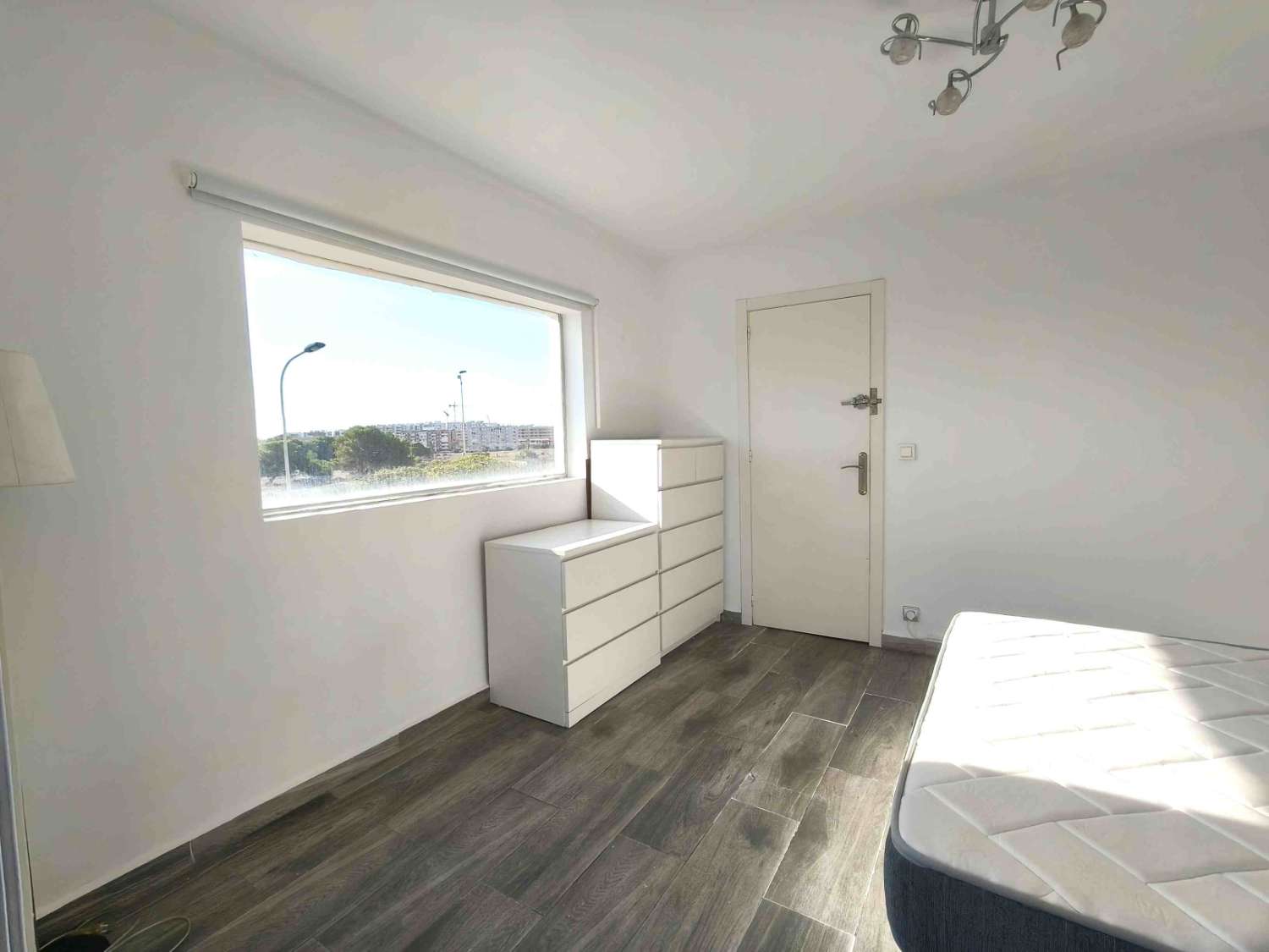 TRIPLEX EN ESQUINA CON VISTAS AL MAR Y ORIENTACIÓN SUR