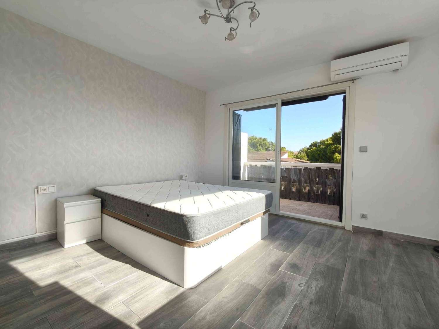 TRIPLEX EN ESQUINA CON VISTAS AL MAR Y ORIENTACIÓN SUR