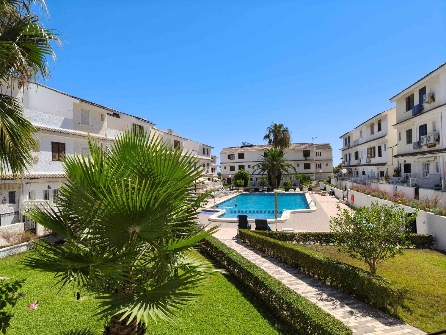 TRIPLEX EN ESQUINA CON VISTAS AL MAR Y ORIENTACIÓN SUR