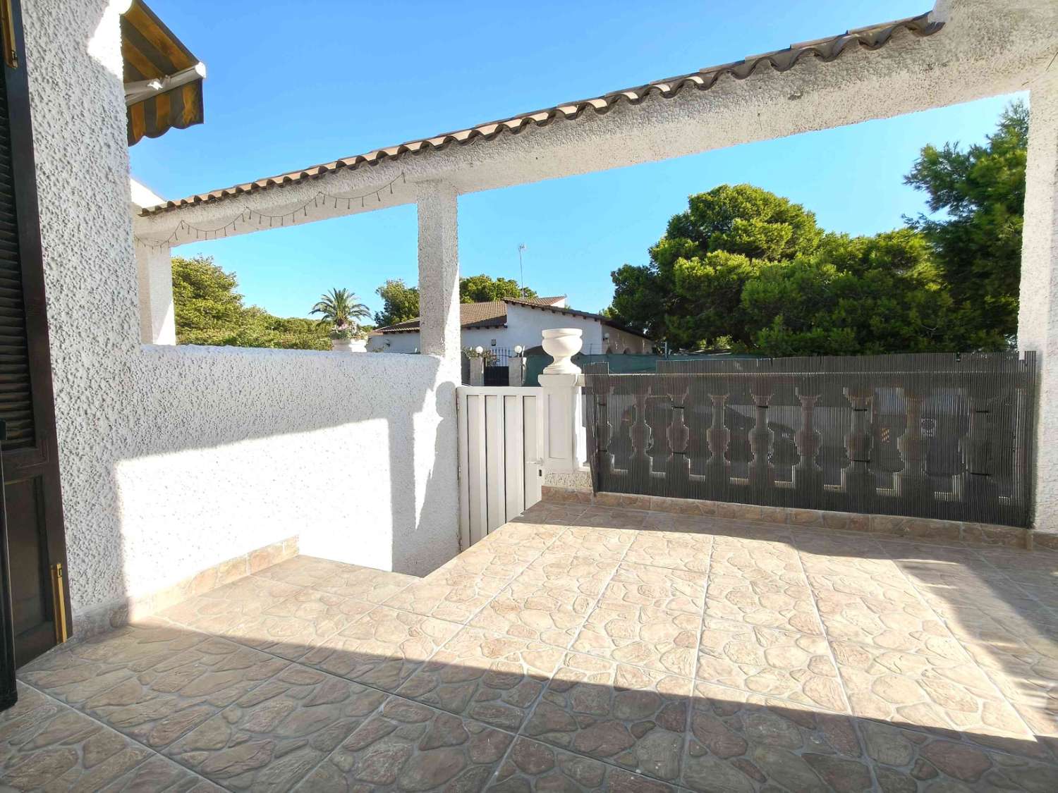 TRIPLEX EN ESQUINA CON VISTAS AL MAR Y ORIENTACIÓN SUR