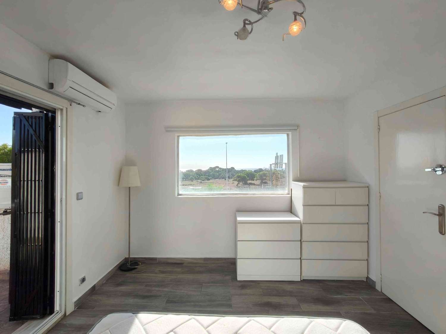 TRIPLEX EN ESQUINA CON VISTAS AL MAR Y ORIENTACIÓN SUR