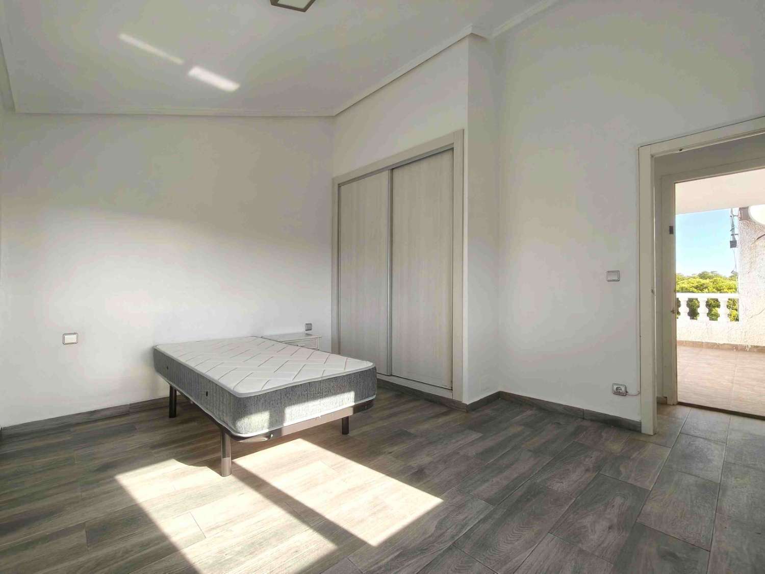 TRIPLEX EN ESQUINA CON VISTAS AL MAR Y ORIENTACIÓN SUR