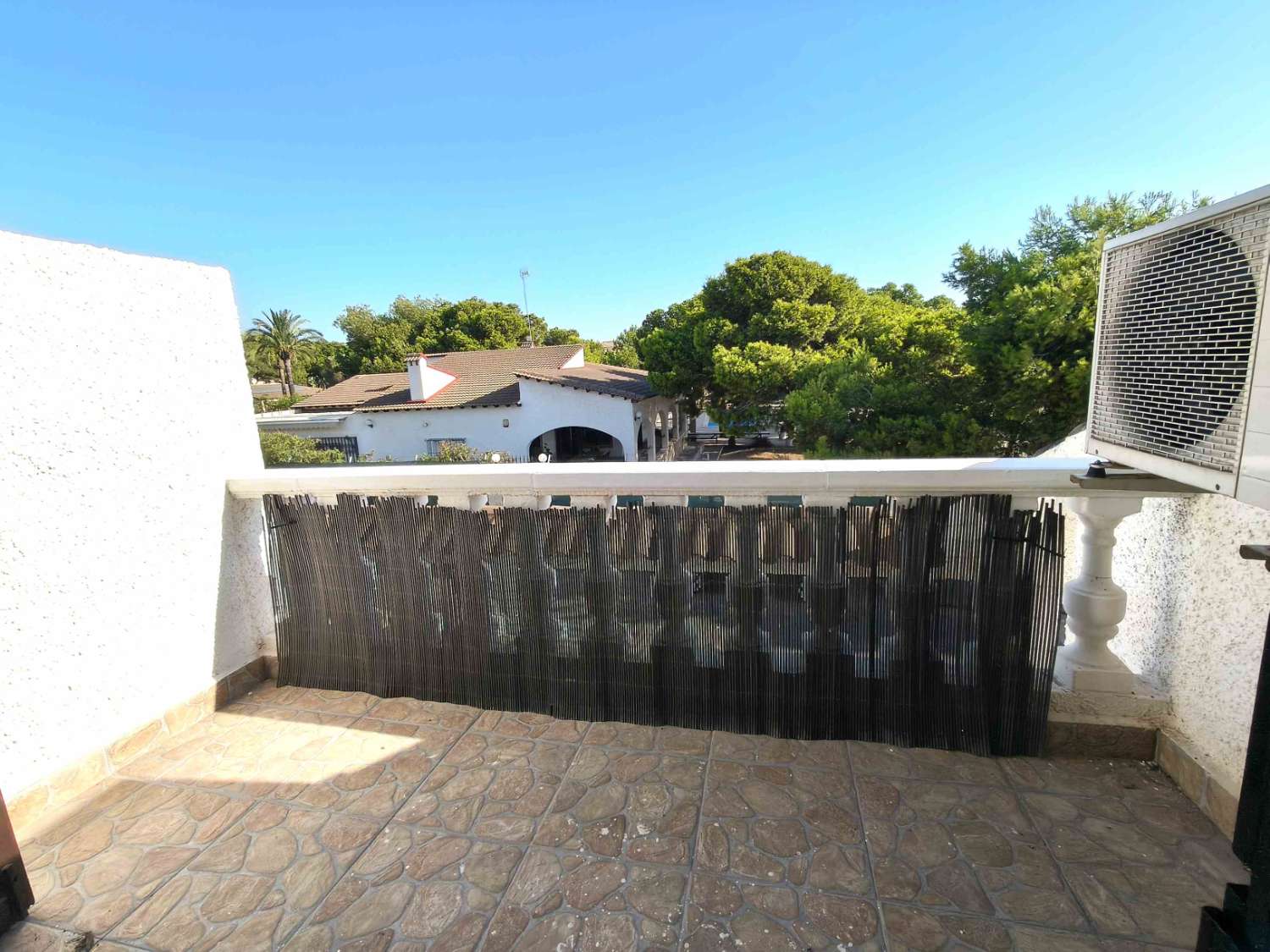 TRIPLEX EN ESQUINA CON VISTAS AL MAR Y ORIENTACIÓN SUR